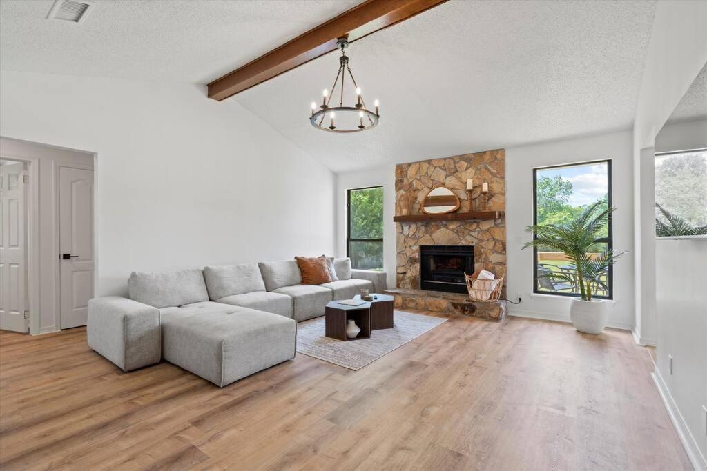 Spacious Near Beach, Large Yard, Game And Dog Friendly Сasa de vacaciones Jacksonville