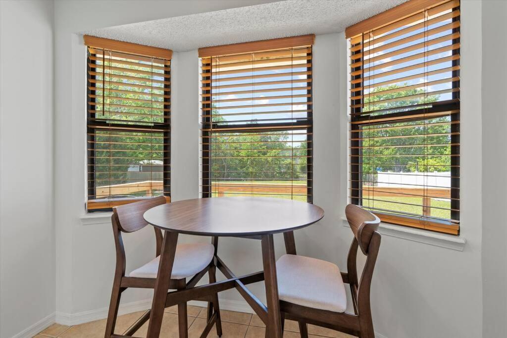 Spacious Near Beach, Large Yard, Game And Dog Friendly *