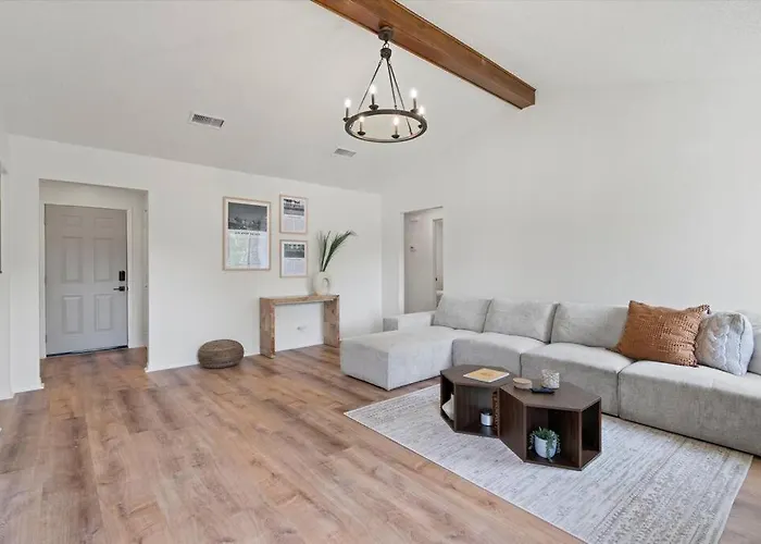 Spacious Home Near Beach, Large Yard, Game Room And Dog Friendly