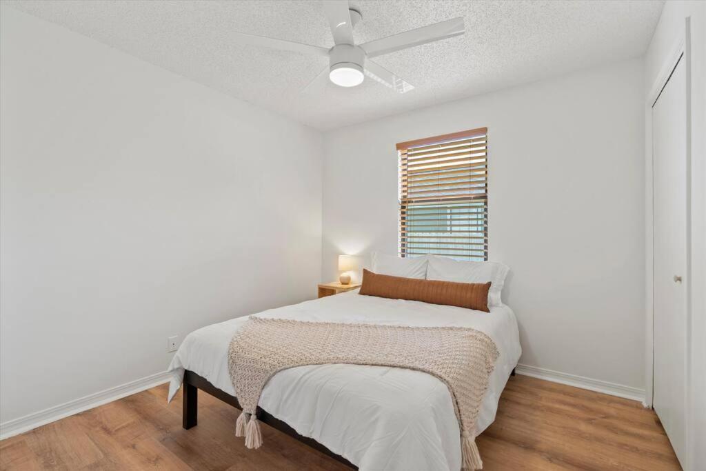 Spacious Near Beach, Large Yard, Game And Dog Friendly Ferienhaus
