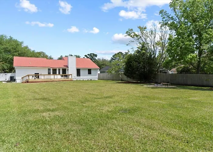 Spacious Home Near Beach, Large Yard, Game Room And Dog Friendly
