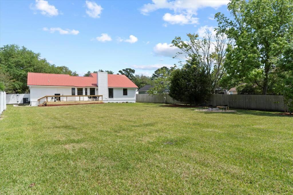 Holiday home Spacious Near Beach, Large Yard, Game And Dog Friendly