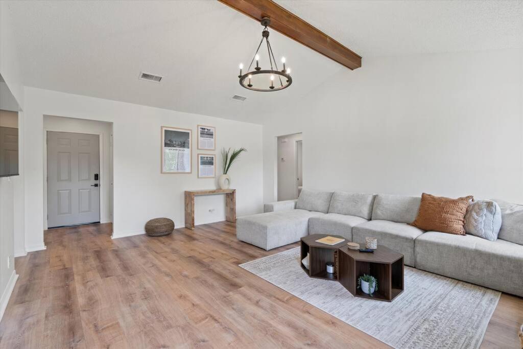 Spacious Near Beach, Large Yard, Game And Dog Friendly Holiday home *