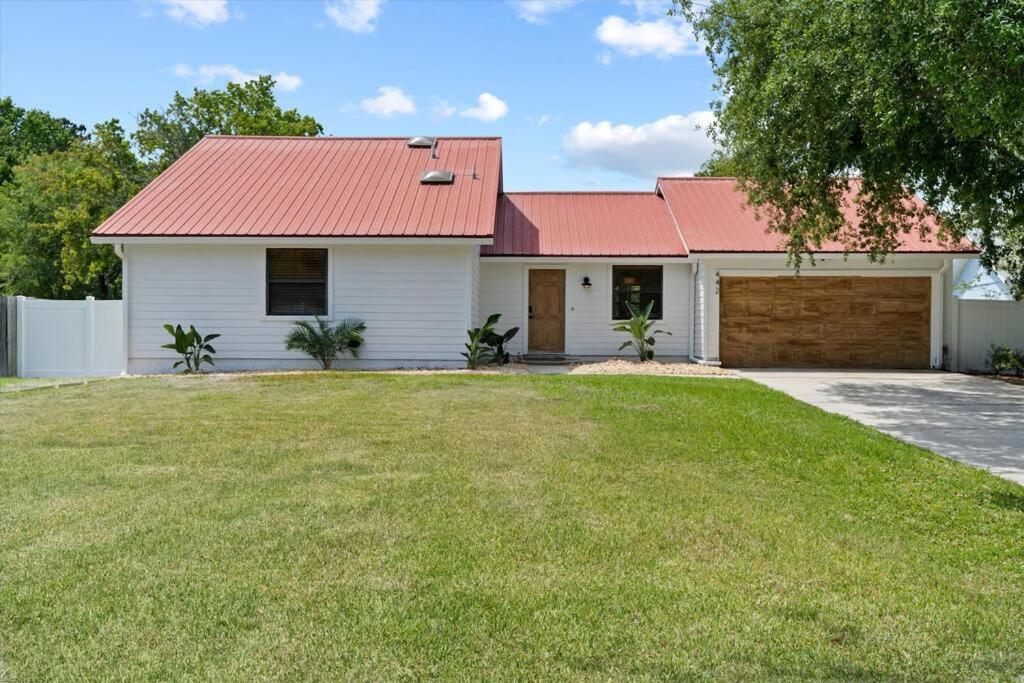 Holiday home Spacious Near Beach, Large Yard, Game And Dog Friendly