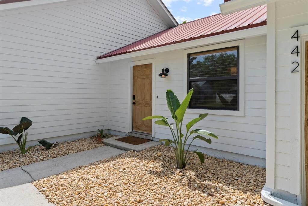 Holiday home Spacious Near Beach, Large Yard, Game And Dog Friendly *