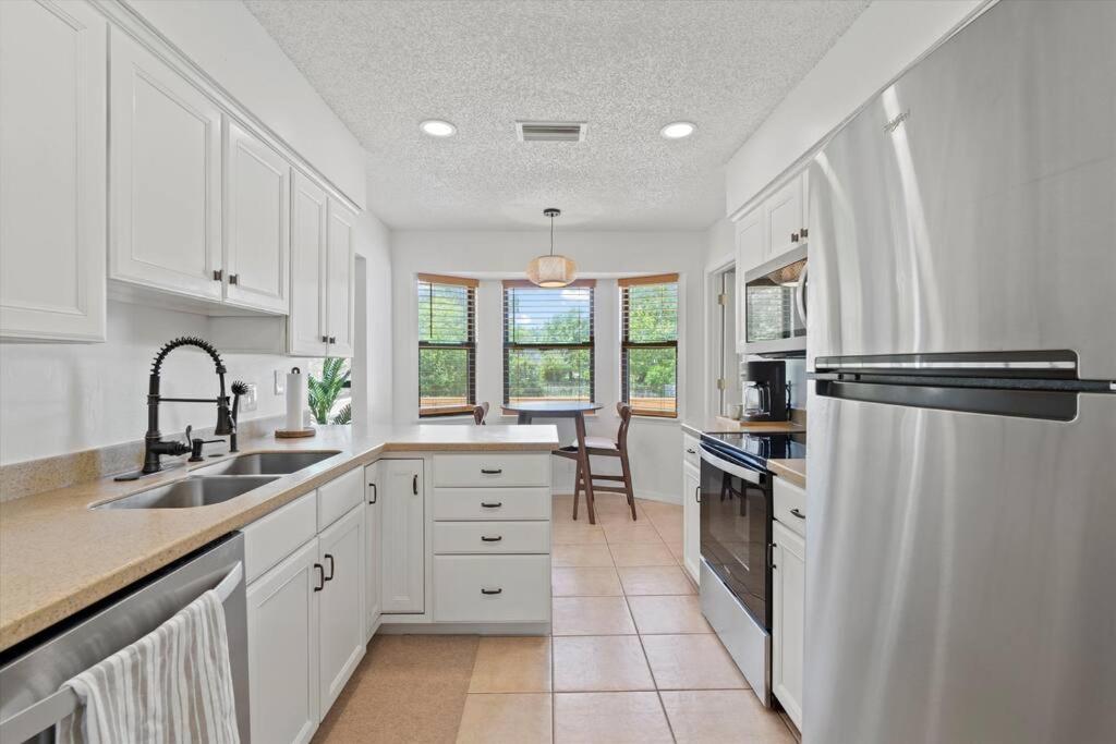 Spacious Near Beach, Large Yard, Game And Dog Friendly *