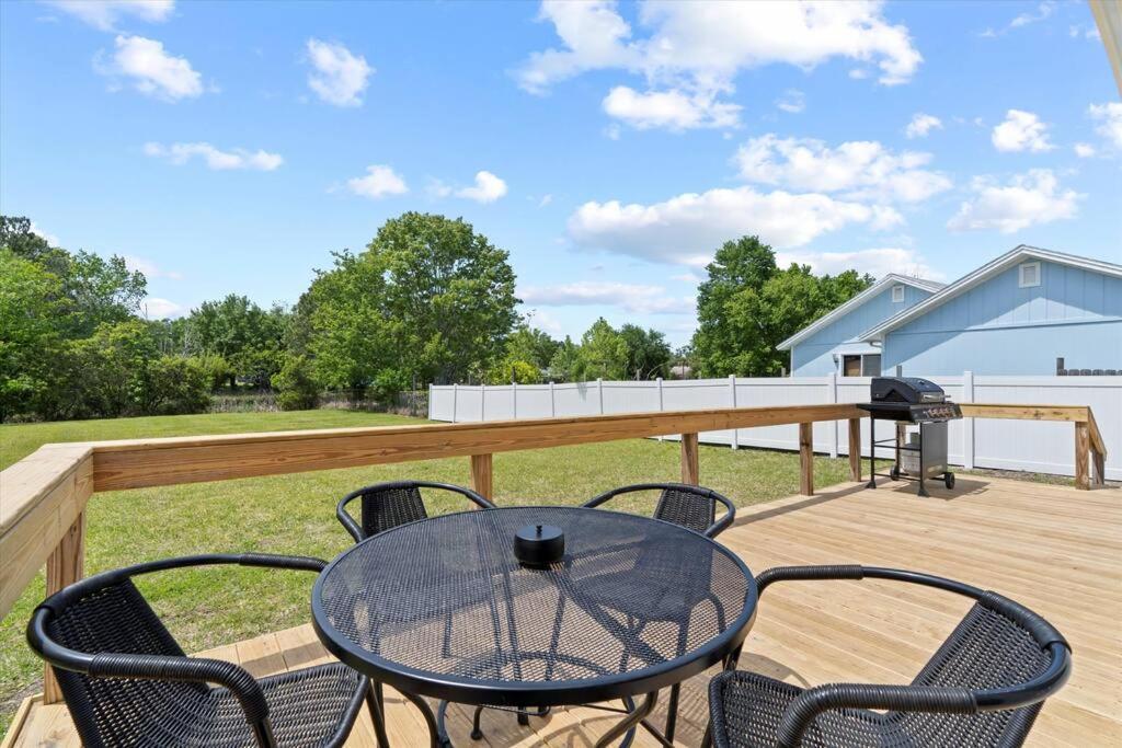 Spacious Near Beach, Large Yard, Game And Dog Friendly * Jacksonville
