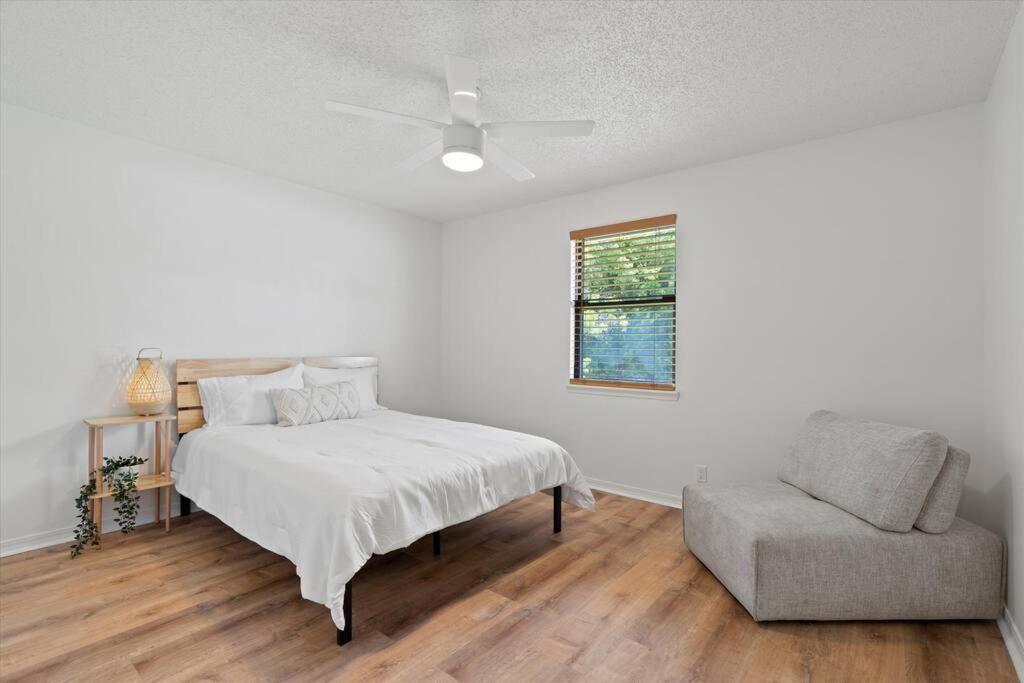 Spacious Near Beach, Large Yard, Game And Dog Friendly Holiday home Jacksonville